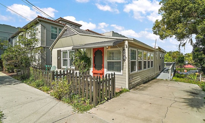 Mount Dora House | The Downtowner Cottage downtown Mt. Dora Location! Location! Location!