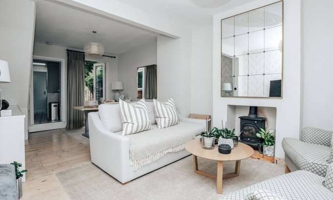 Henley House | The Dragonfly - Central 2 bedroom house