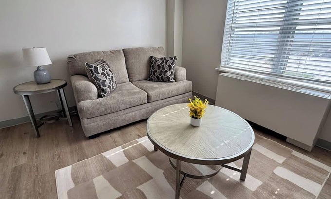 North Central Omaha Apartment | The Dundee at Modern Heights