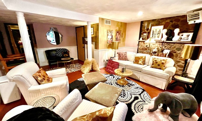 Mount Horeb House | The EarthHouse ~ Wall-to-wall unique style, Luxury Linens and Amazing Comfortn
