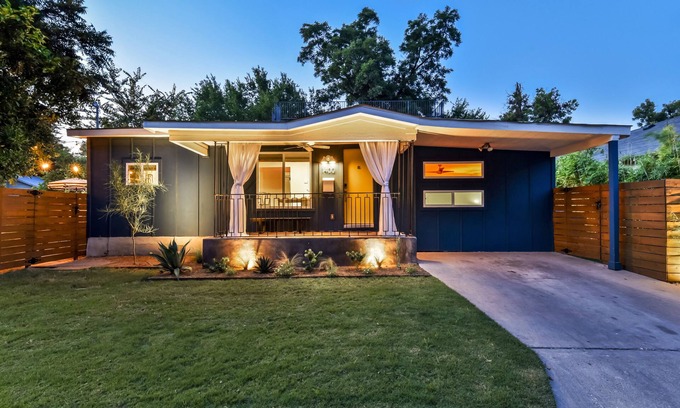 East Cesar Chavez House | The Eastside Lodge Austin