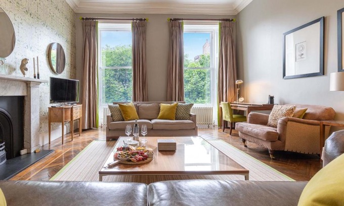 Old Town Apartment | The Edinburgh Address - Castle View Apartment