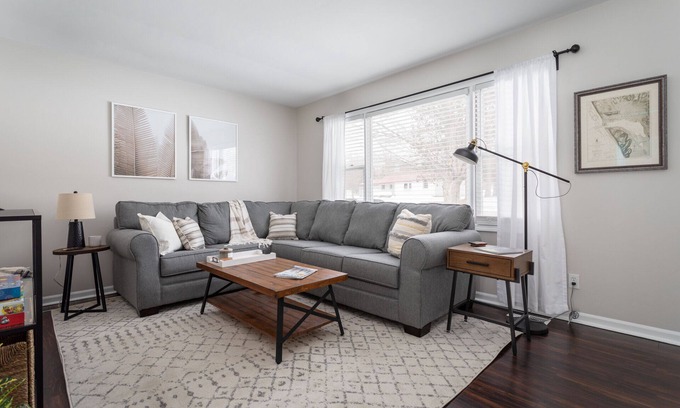 Frankfort House | The Elm Cottage - 1mi to Frankfort Beach
