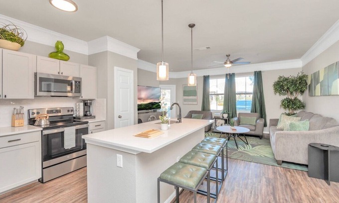 League City Apartment | The Emerald Cove near Kemah Boardwalk and NASA