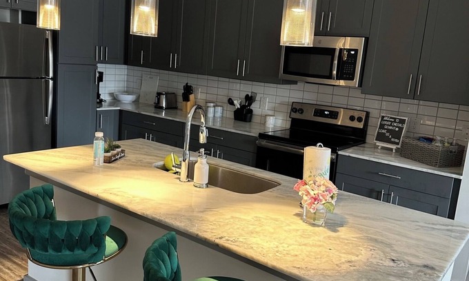 Lindridge-Martin Manor Apartment | The Emerald Gem
