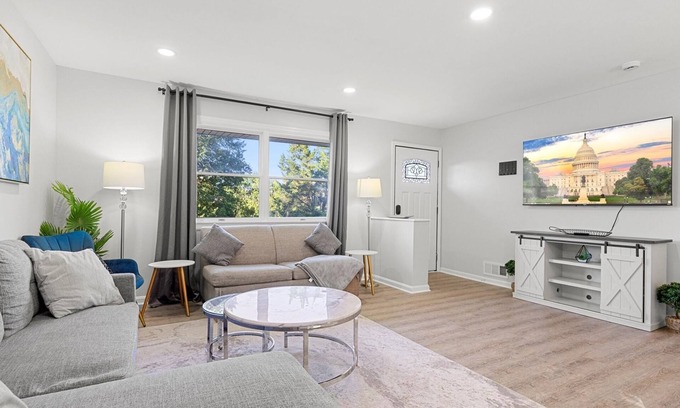 Jefferson Manor Apartment | The Emerald Grand Old Town Views