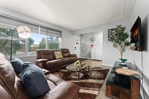 Rosslyn Apartment | The Emerald House Near Northgate & Backyard