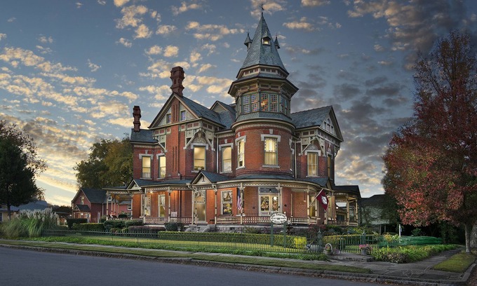 East of Broadway Bed & Breakfast | The Empress of Little Rock
