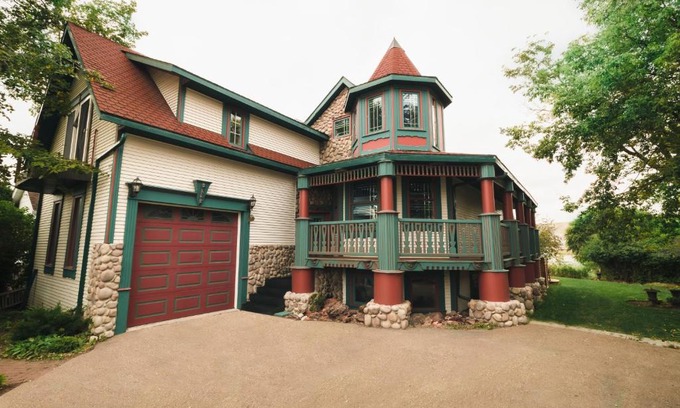 Drumheller House | The Enchanted River Cottage - River - Luxurious Cottage - Jacuzzi