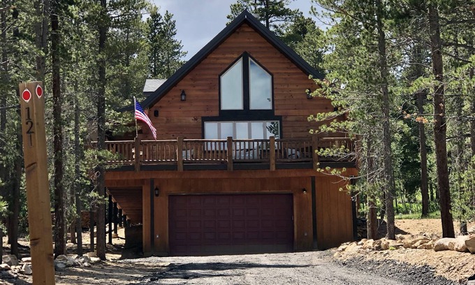 Black Hawk Cabin | The Fabulous BlackHawk Log CabinnFamily and Pet - friendly