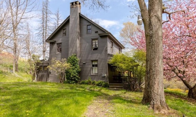 Upper Black Eddy House | The Farmhouse on 80 acre Pear and Apple orchard