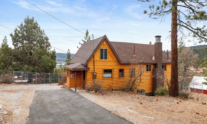 Fawnskin Cabin | The Fawnskin Hideaway+ HUGE Backyard + BBQ/Patio!
