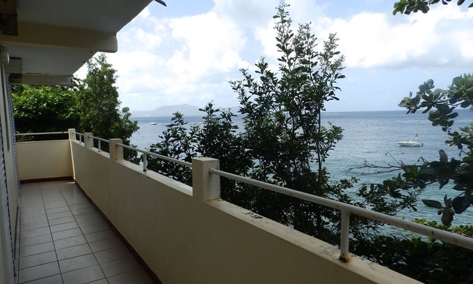 Fond Lahaye House | The feet in water