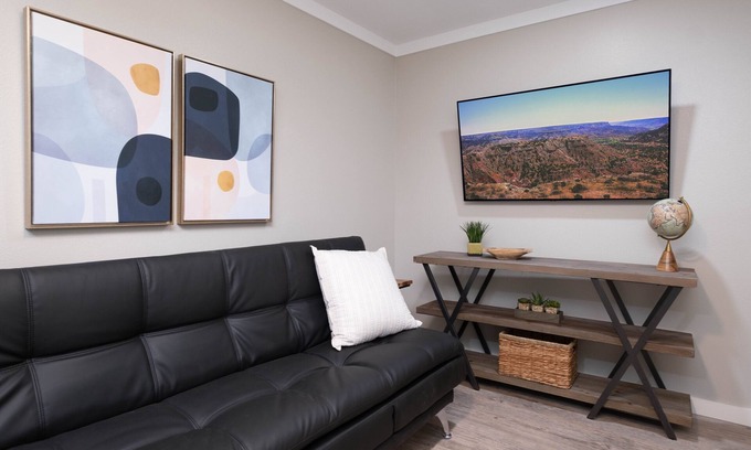 Canyon Apartment | The Flats Modern Apt 7, 3 blocks from WTAMU
