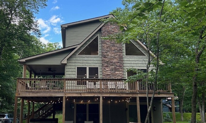 Albrightsville Ski Chalet | The Forest Chalet with hot tub/lake/pool/games