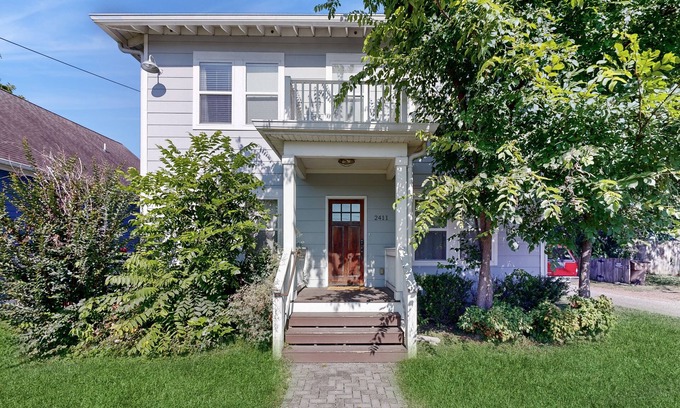 Woodbine House | The Foster House | Spacious Modern Haven with Private Yard & Firepit