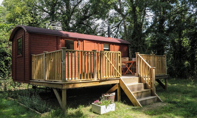 Shepperdine Cottage | THE FOXES DEN SHEPHERDS HUT, pet friendly in Oldbury-On-Severn