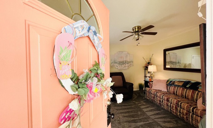 Colonial Beach Cottage | The Front Porch Cottage , Cozy and Close to Main Beach Activities