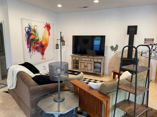 Ahwahnee House | The Funky Chicken Hot Tub BBQ SLEEPS 4