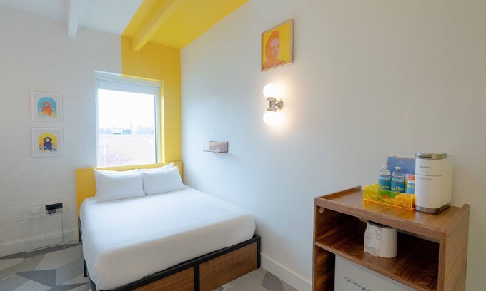 East Hill Hotel | The Gallatin Room 314 Colorful Boutique Hotel