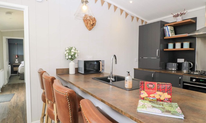 Chipping Norton Cottage | THE GALLOPS, pet friendly, with a garden in Chipping Norton