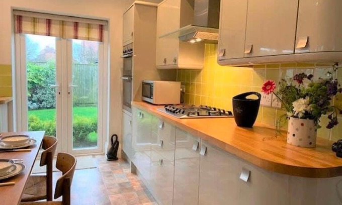 Muston House | The Garden Apartment - Beautiful spacious garden apartment with two bedrooms and two parking spaces
