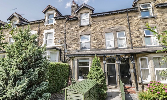 Harrogate Cottage | THE GARDEN FLAT, family friendly, with a garden in Harrogate