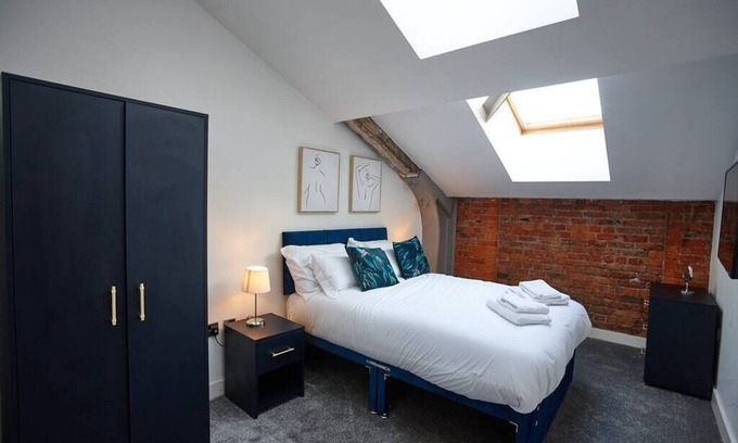 Manchester Apartment | The Garnet Suite Summ