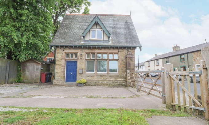 Clitheroe House | THE GATEHOUSE, pet friendly, with open fire in Barrow, Lancashire
