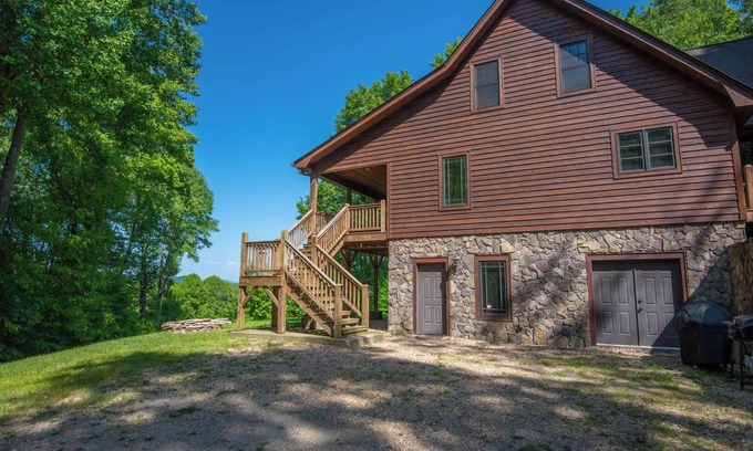 Creston Cabin | The Gathering Place - Blue Ridge Mountain Retreat - 30 acres to explore - Pool Table - Sleeps 15
