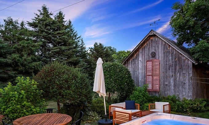 Picton House | The Gem - Beautiful farmhouse with hot tub!
