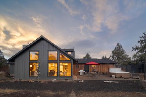 Bend Villa | The Gem Estate by AvantStay Modern Farmhouse w Lavender Fields Hot Tub