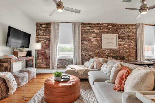 Historic District - North Apartment | The Georgia Peach -near Plant Riverside & downtown
