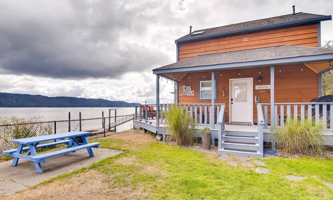Hoodsport House | The Giggle Fish~Beachfront- Pet Friendly Hood Canal Getaway