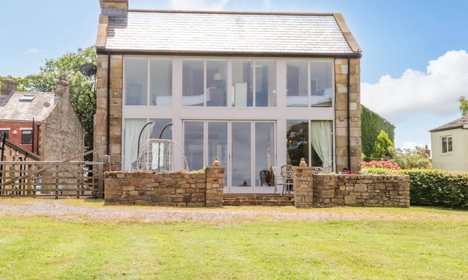 Mellor Cottage | THE GLASS HOUSE, pet friendly, with a garden in Mellor, Lancashire