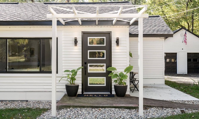 Glenn House | The Glenn; Mid-century home with hot tub, fire pit, bicycles & more