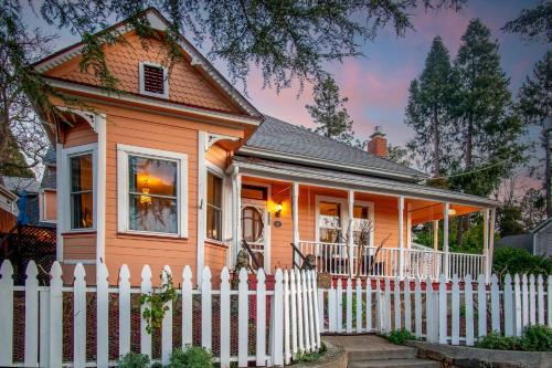 Grass Valley House | The Golden Parlor- Historic Victorian, Hot Tub