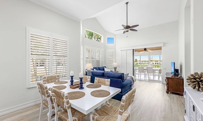 Tropical Cove Condo | The Golden Pineapple at Lexington CC Golf Village