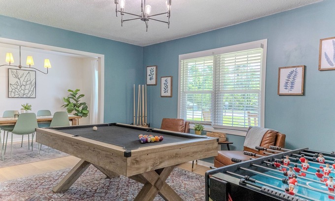 Valdosta House | The Gornto Getaway- Game room, 4 TVs, King Bed