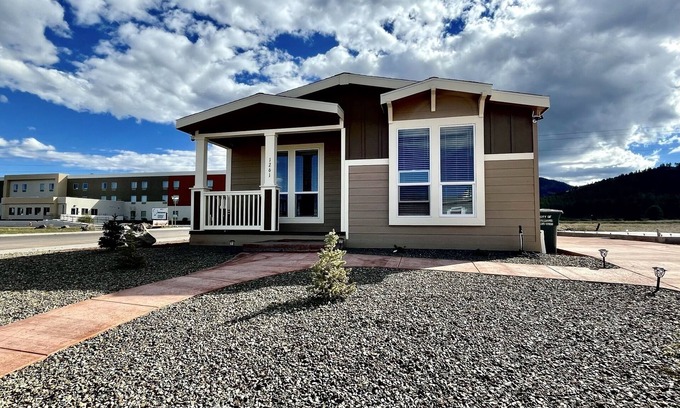 Williams House | The Grand Getaway: Family Friendly, Walk to Grand Canyon Railway & Route 66!