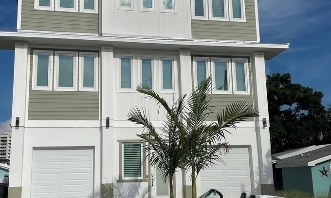 Fort Myers Beach House | "The Grander House" Spacious 6-BR 6 Bath house w/elevator