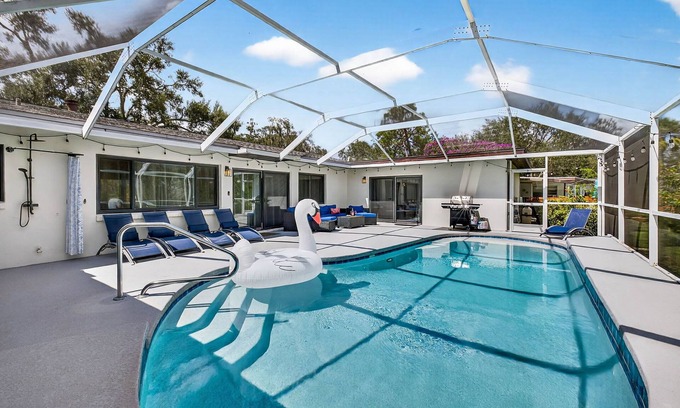 Temple Terrace House | The Grandview | A Luxe Family Retreat w/Pool