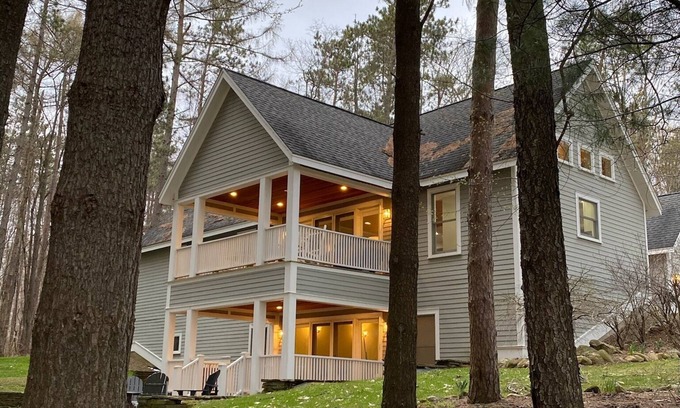 Niobe House | The Gray Owl - A Modern Cottage for 8 with Hot tub