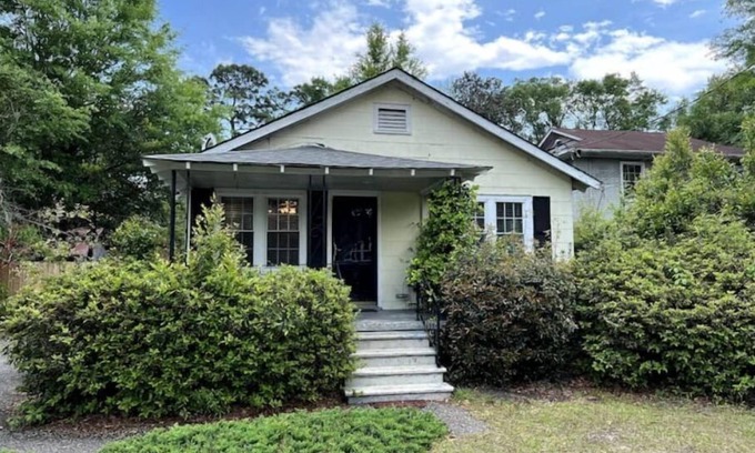 North Charleston House | The Grayson~Park Circle Home with HUGE Yard~15 min to Downtown Charleston