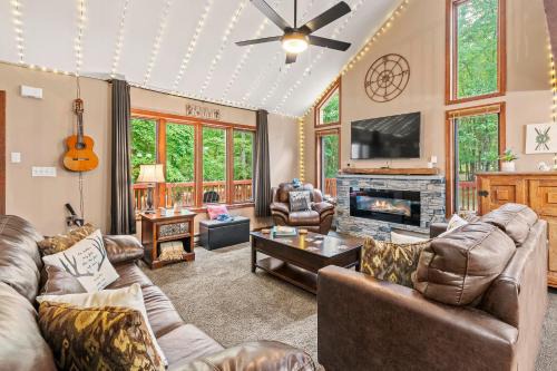 Albrightsville House | The Great Escape by AvantStay Game Room Hot Tub