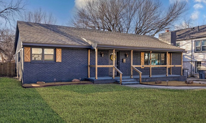 Lawton House | The Great Plains Estate House -3/2-King Bed-Wifi