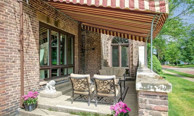 Jamestown Bed & Breakfast | The Green Room at The Oaks Hotel-Queen Size Bed