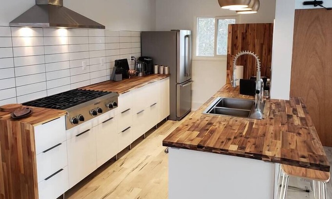 London House | "The Green Space" 2BR Pvt Balcony & Chefs Kitchen