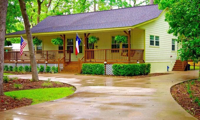 Crockett House | "The Gregory", Kayaks, Dock, Decks and a huge front porch