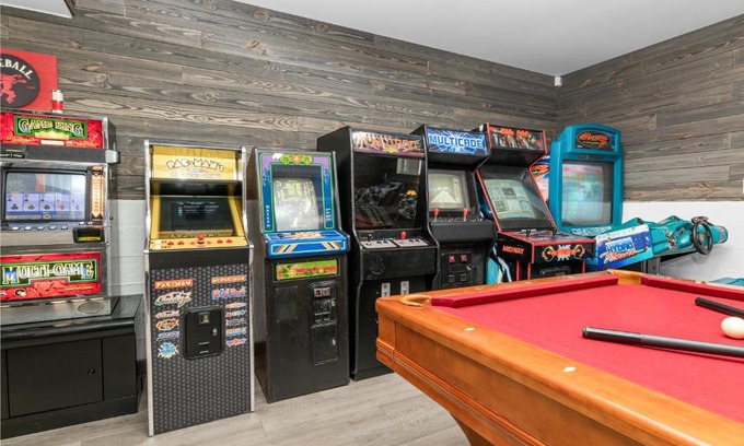 Fox Farm House | The Grizzlies Den - Log style cabin located in the desirable Fox Farm area! Games and arcade!